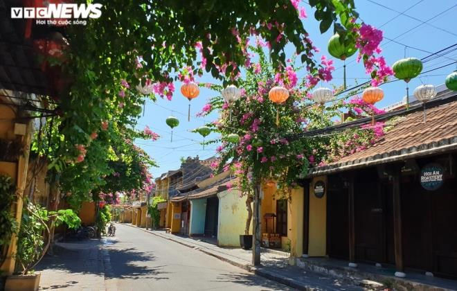 Ảnh: Phố cổ Hội An vắng vẻ trong ngày đầu tạm dừng đón khách lưu trú - 5