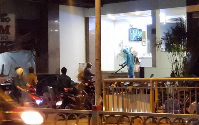 Phun thuốc khử trùng khách sạn đối diện Bệnh viện Chợ Rẫy lúc nửa đêm