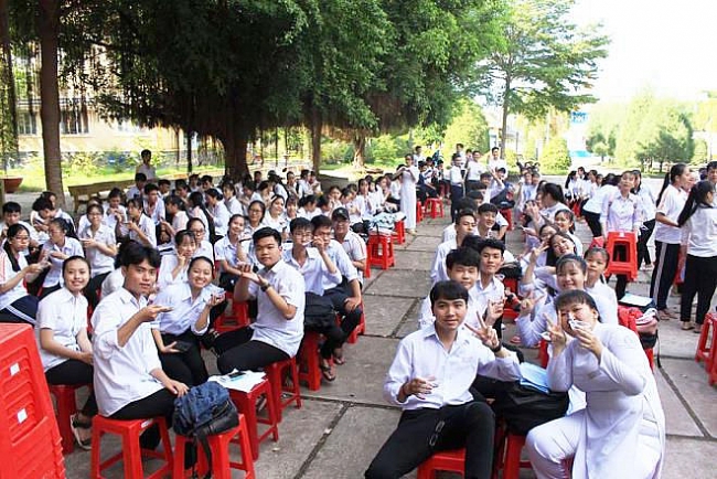 Thầy cô thức thâu đêm nấu chè tú tài để chúc học trò thi tốt