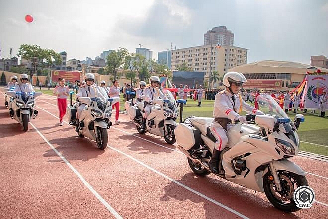 Xem Cảnh sát cơ động trèo tường, đu dây diễn tập chống khủng bố