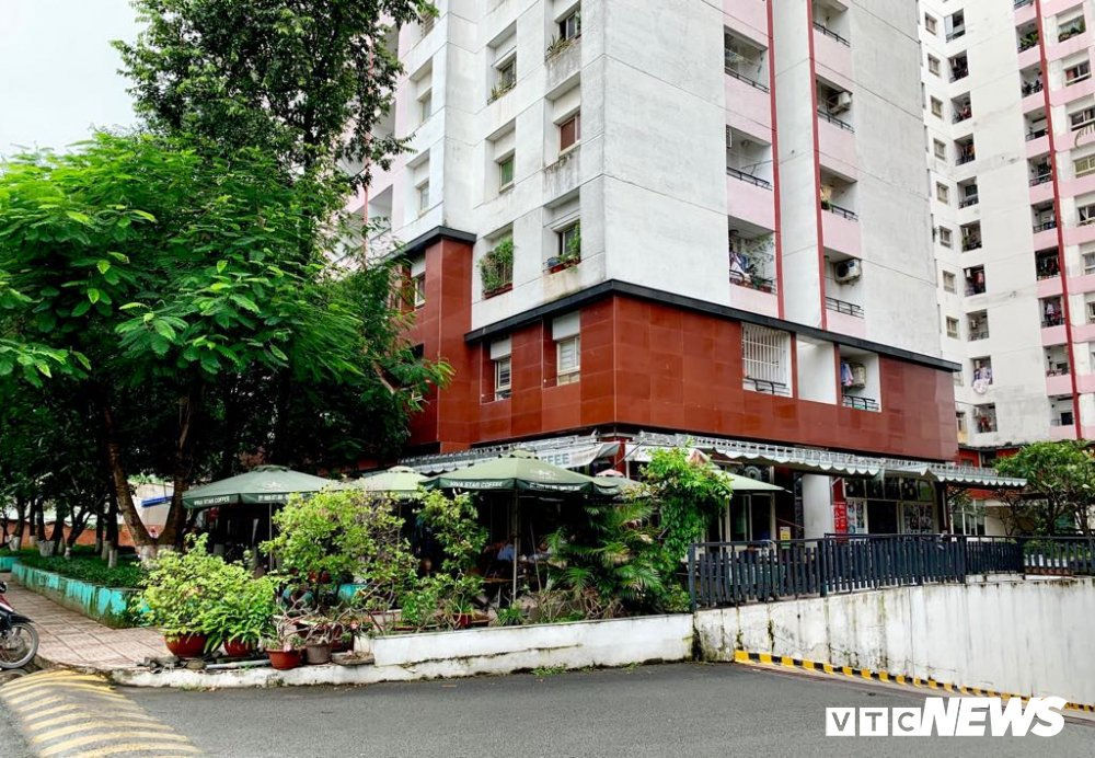 Phong tỏa chung cư có hơn 300 người ở TP.HCM - 1