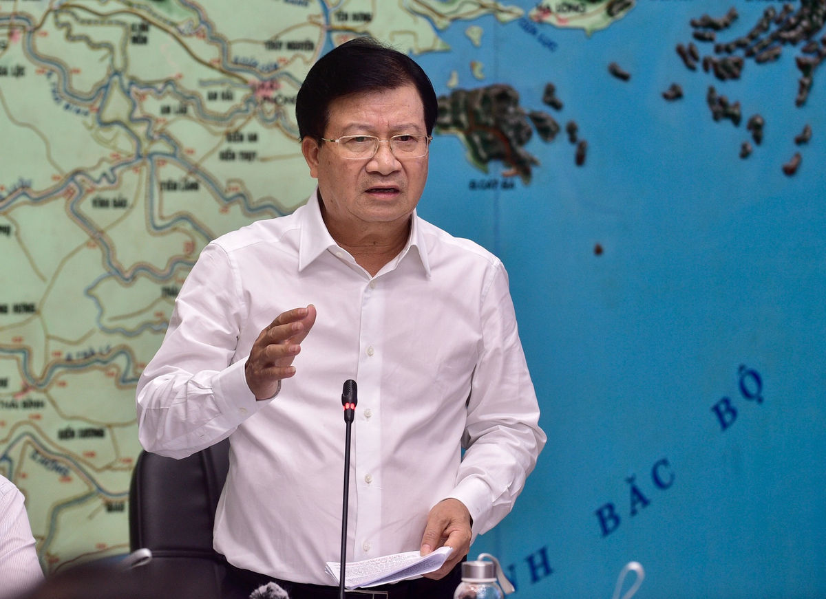 Ph&oacute; Thủ tướng Trịnh Đ&igrave;nh Dũng: Khẩn trương chống b&atilde;o vẫn phải đảm bảo ph&ograve;ng dịch - 1