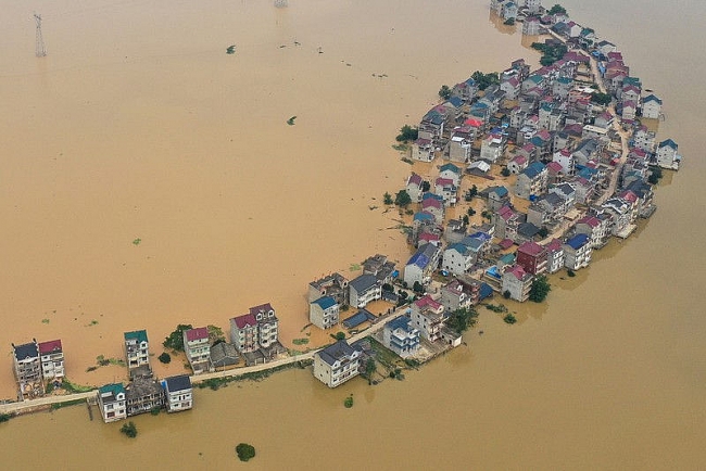 Bão nối bão dồn dập đổ vào Trung Quốc