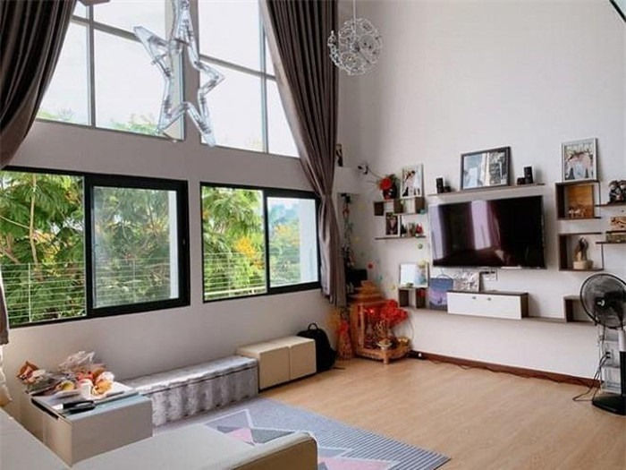 Căn hộ của Sỹ Luân có nhiều cửa sổ to, thoáng mát. Ảnh” NSCC