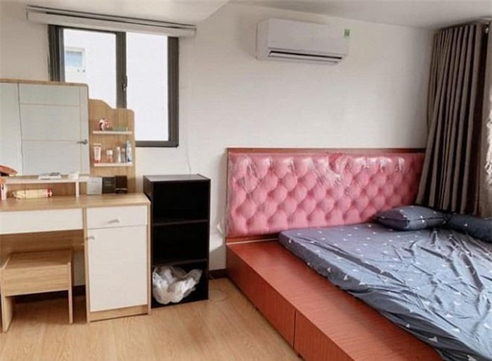 Nội thất được thiế kế tối giản để giảm diện tích cho căn hộ. Ảnh: NSCC