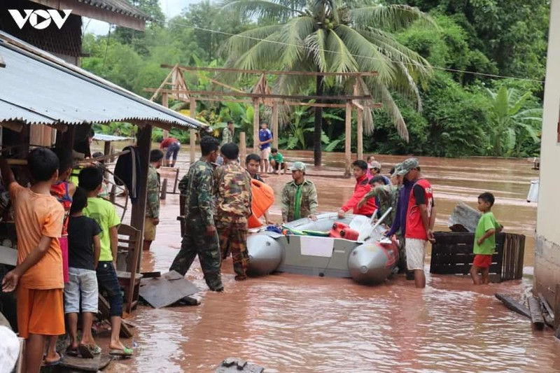 mua lon gay sat lo, ach tac giao thong nghiem trong tai lao hinh 2