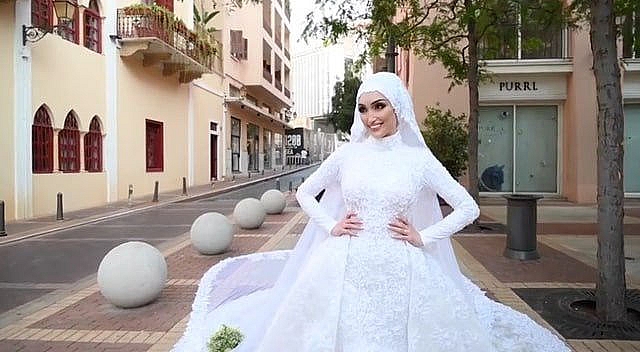 Vụ nổ ở Lebanon: Cô dâu suýt bị hất văng khi chụp ảnh cưới