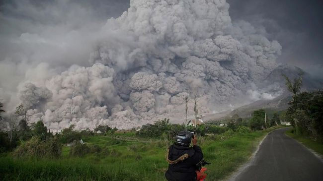 nui lua sinabung (indonesia) phun trao nhieu lan, canh bao dung nham lanh hinh 1