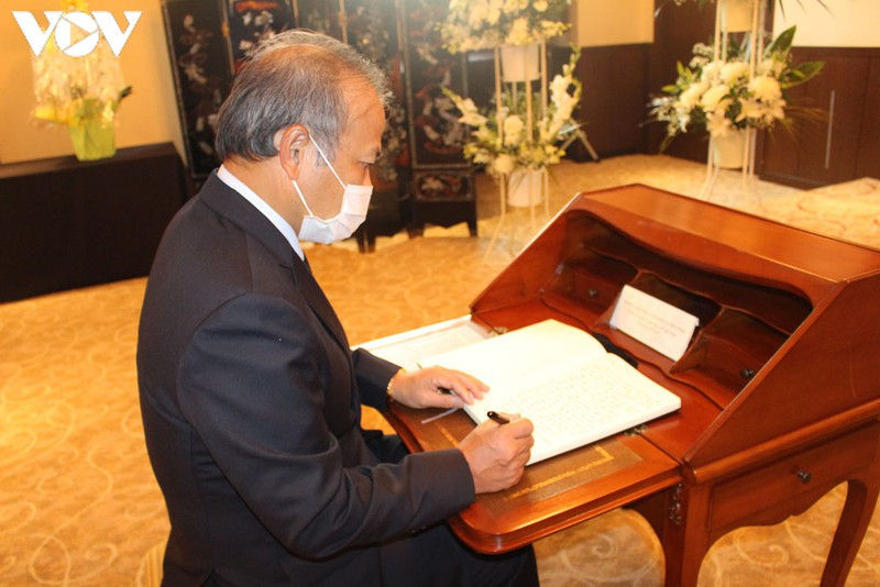 le vieng nguyen tong bi thu le kha phieu tai trung quoc, nhat ban hinh 4