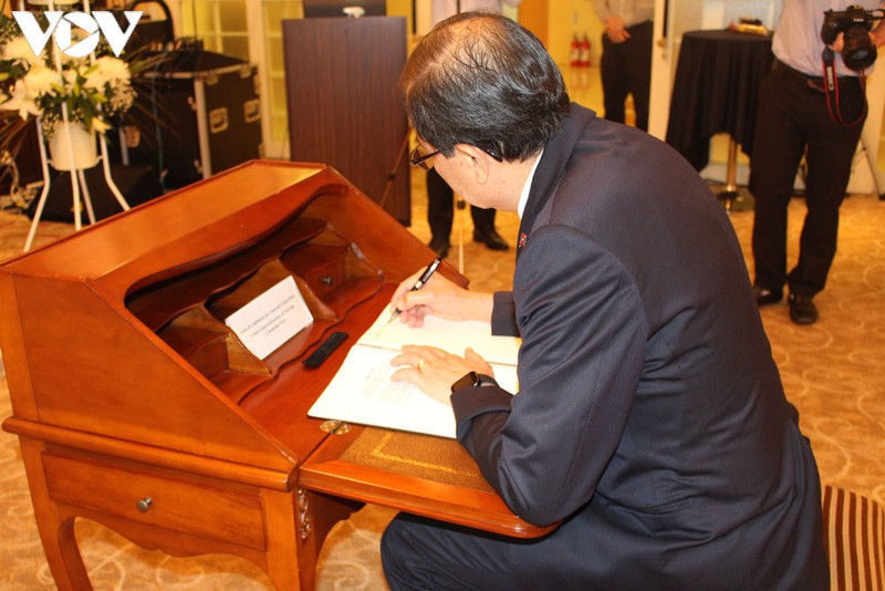 le vieng nguyen tong bi thu le kha phieu tai trung quoc, nhat ban hinh 5