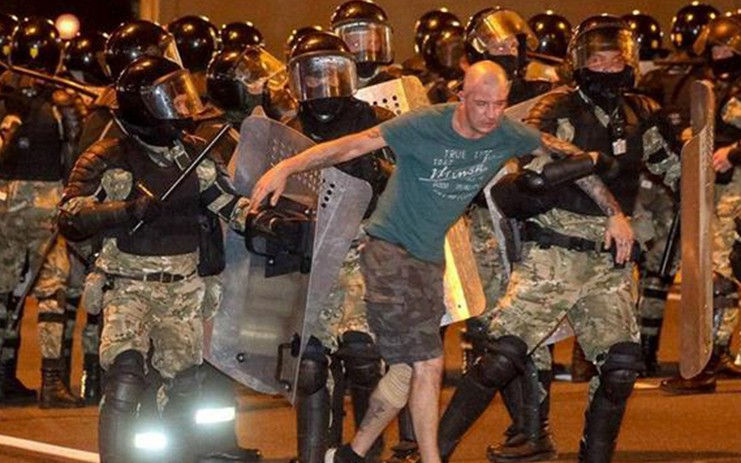 eu trung phat  - bieu tinh lan rong: tong thong belarus dien dam voi putin hinh 1