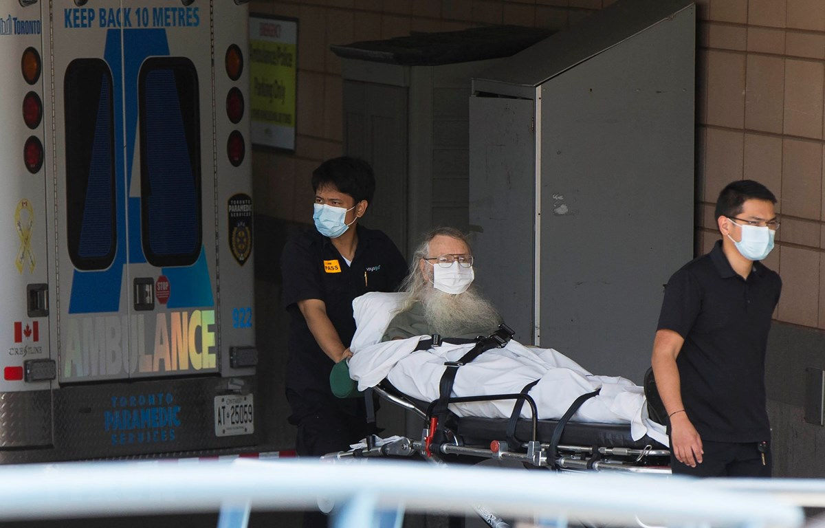 Chuyển bệnh nhân mắc COVID-19 tới bệnh viện tại Toronto, Canada, ngày 20/7/2020. (Ảnh: THX/TTXVN)