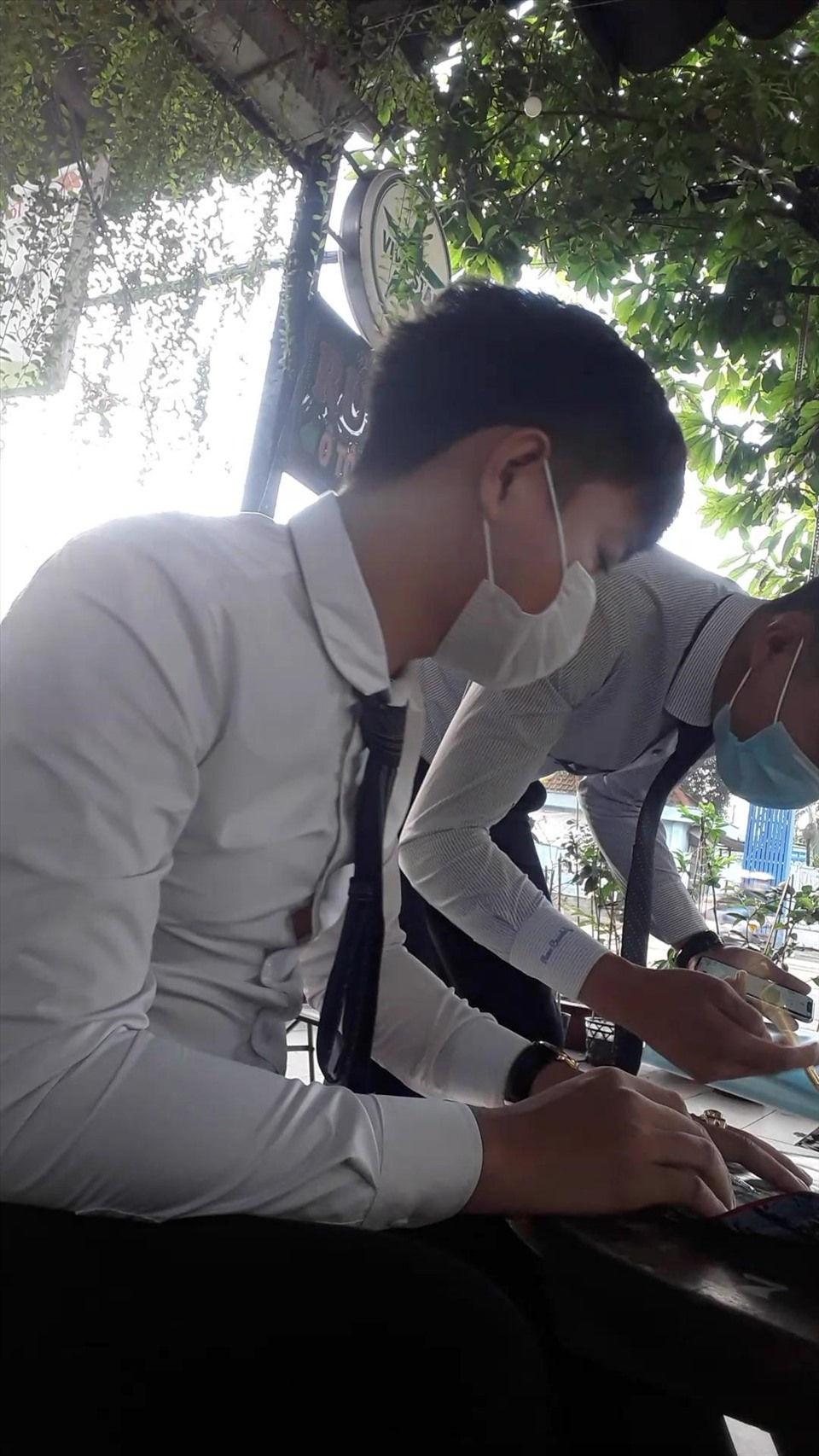 Hai nhân viên này đang cố “dụ” PV đặt 100 triệu tiền cọc, thì mới dẫn đi xem lô đất 100m2 ngay chợ An Sương (quận 12, TPHCM) với giá chỉ 1,4 tỉ đồng. Ảnh: Nam Hiệp