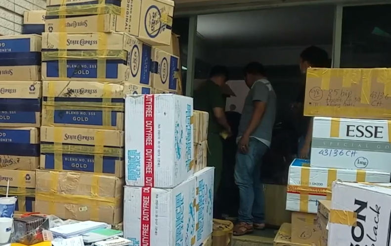 TP HCM: Công an quận Tân Bình phát hiện và thu giữ kho xì gà, thuốc lá lậu khủng tp hcm cong an quan tan binh phat hien va thu giu kho xi ga thuoc la lau khung