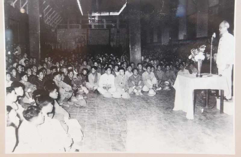 hinh anh gan gui cua chu tich ho chi minh voi cong an nhan dan  hinh 15
