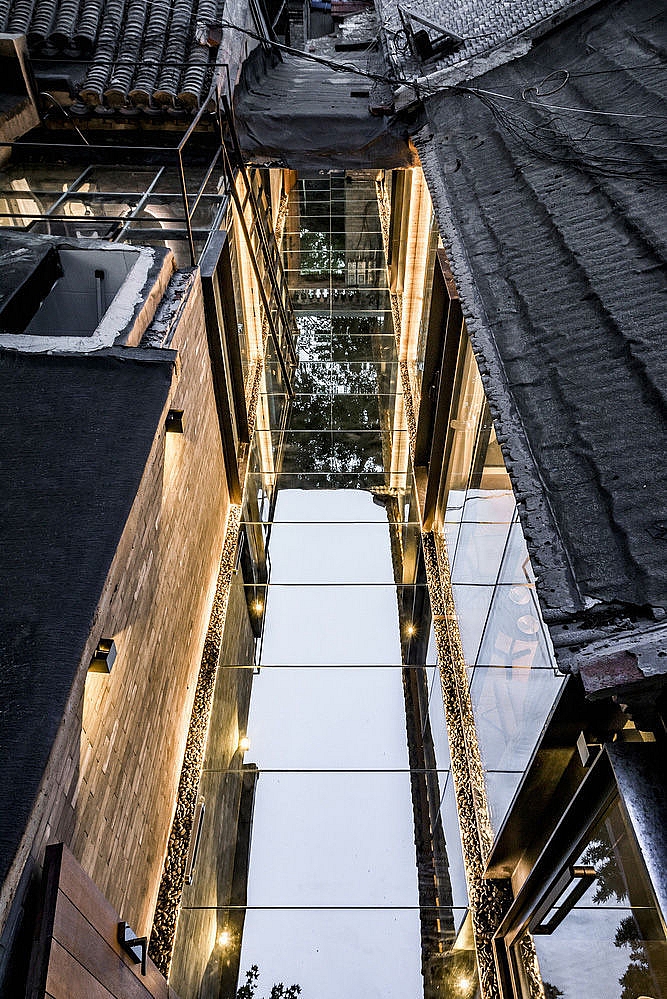 Ngôi nhà có sân lát gương