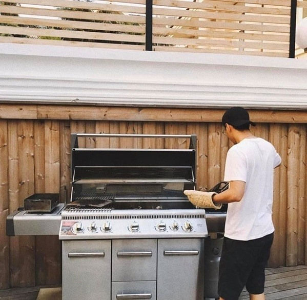 Góc vườn là nơi Tăng Thanh Hà và chồng trồng rau, nướng thịt. Ảnh: Cắt từ clip