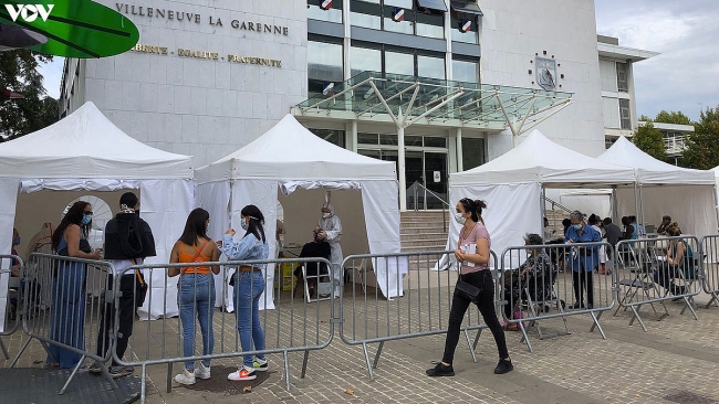 Tái bùng dịch Covid-19, Pháp có thêm gần 5.000 ca nhiễm mới trong 1 ngày