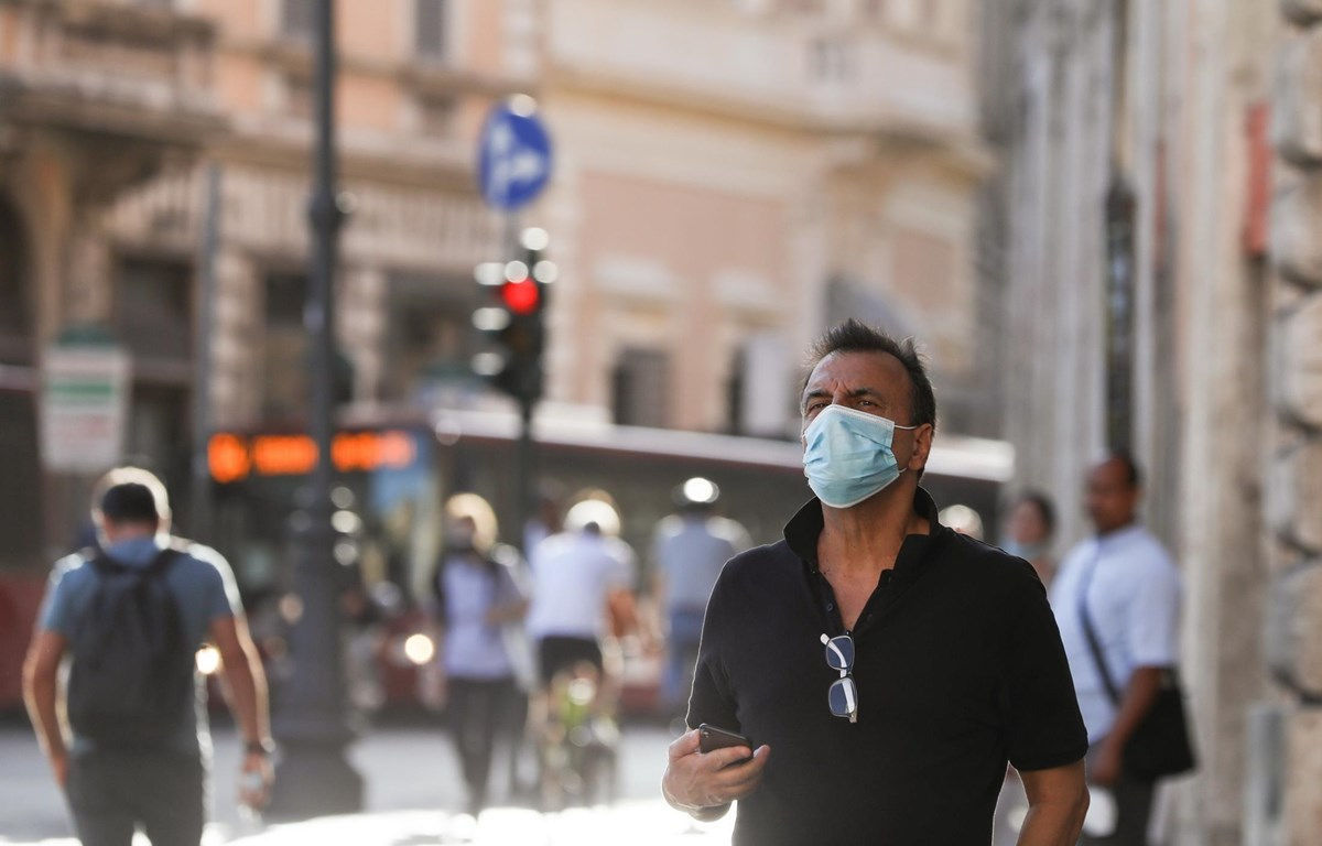 Người dân đeo khẩu trang phòng dịch COVID-19 tại Rome, Italy ngày 4/8/2020. (Ảnh: THX/TTXVN)