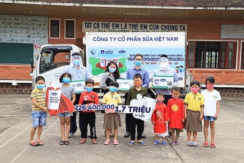Vượt nỗi lo COVID-19 để mang 1,7 triệu ly sữa đến trẻ em khó khăn