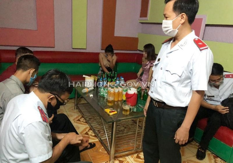 hai phong bat chap lenh tam dung quan karaoke van co tinh hoat dong