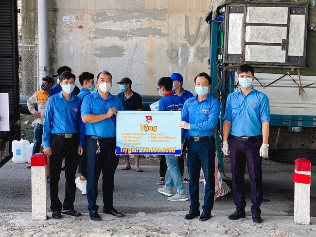 Tuổi trẻ Hà Nội tặng quà tới nhân dân Hải Dương