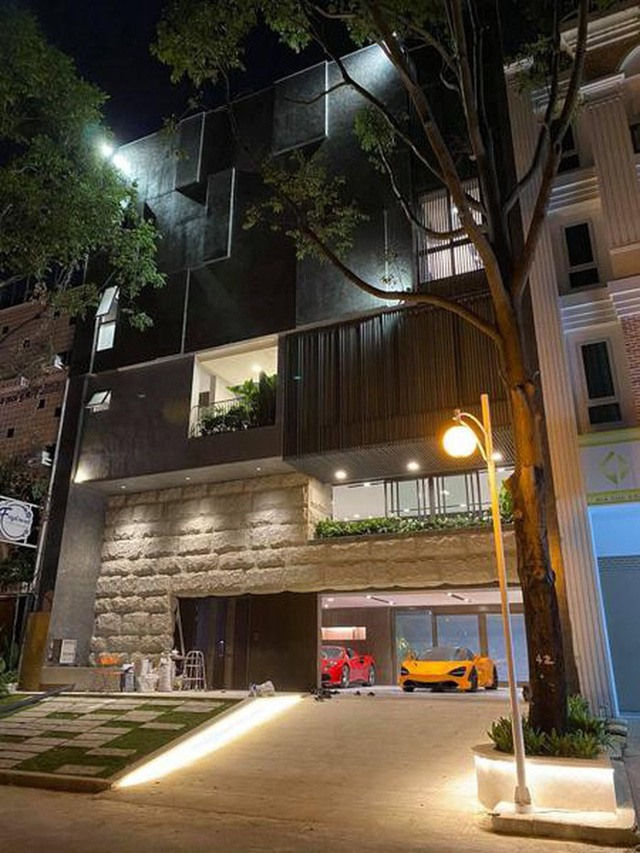 Biệt thự về đêm. Ảnh: Cắt từ clip