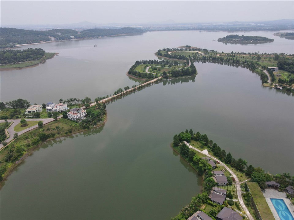 Hồ Đại Lải bị nhiều doanh nghiệp &ldquo;xẻ thịt&ldquo;. Ảnh: Phan Anh
