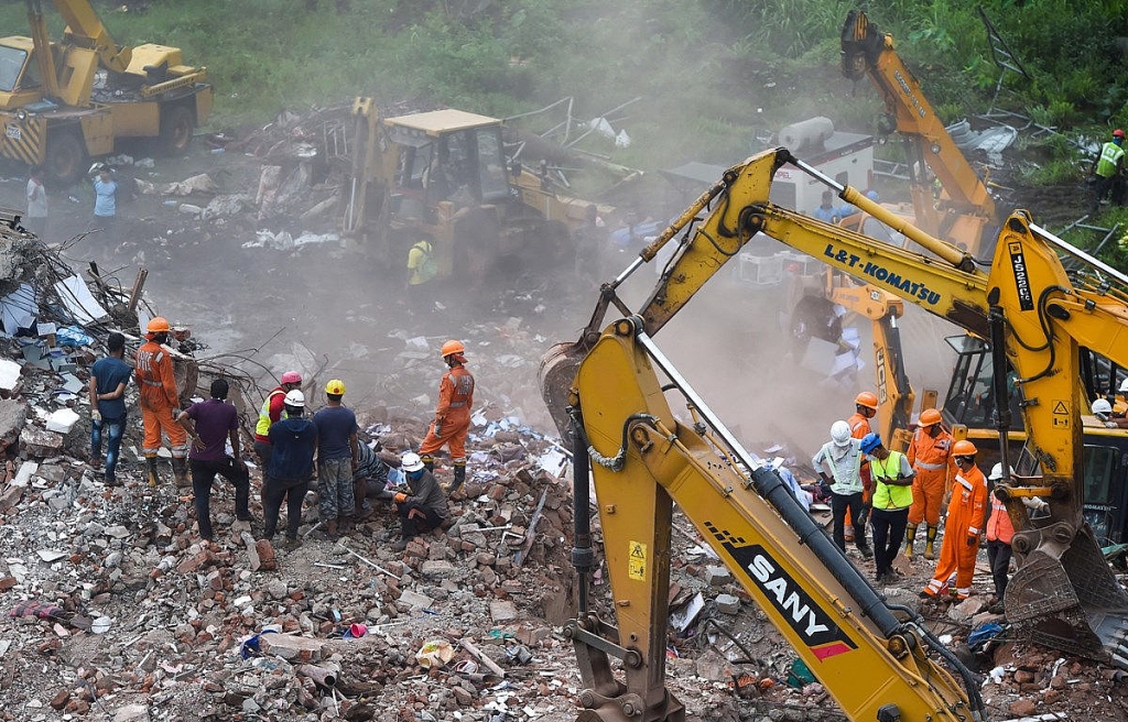 Sập nhà năm tầng ở Ấn Độ: Đưa 2 thi thể ra khỏi đống đổ nát