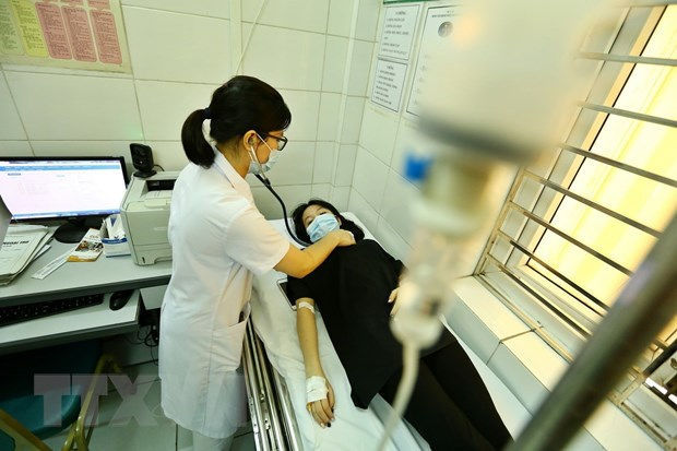 Ha Noi: Nguy co ''dich chong dich'' COVID-19 va sot xuat huyet hinh anh 1