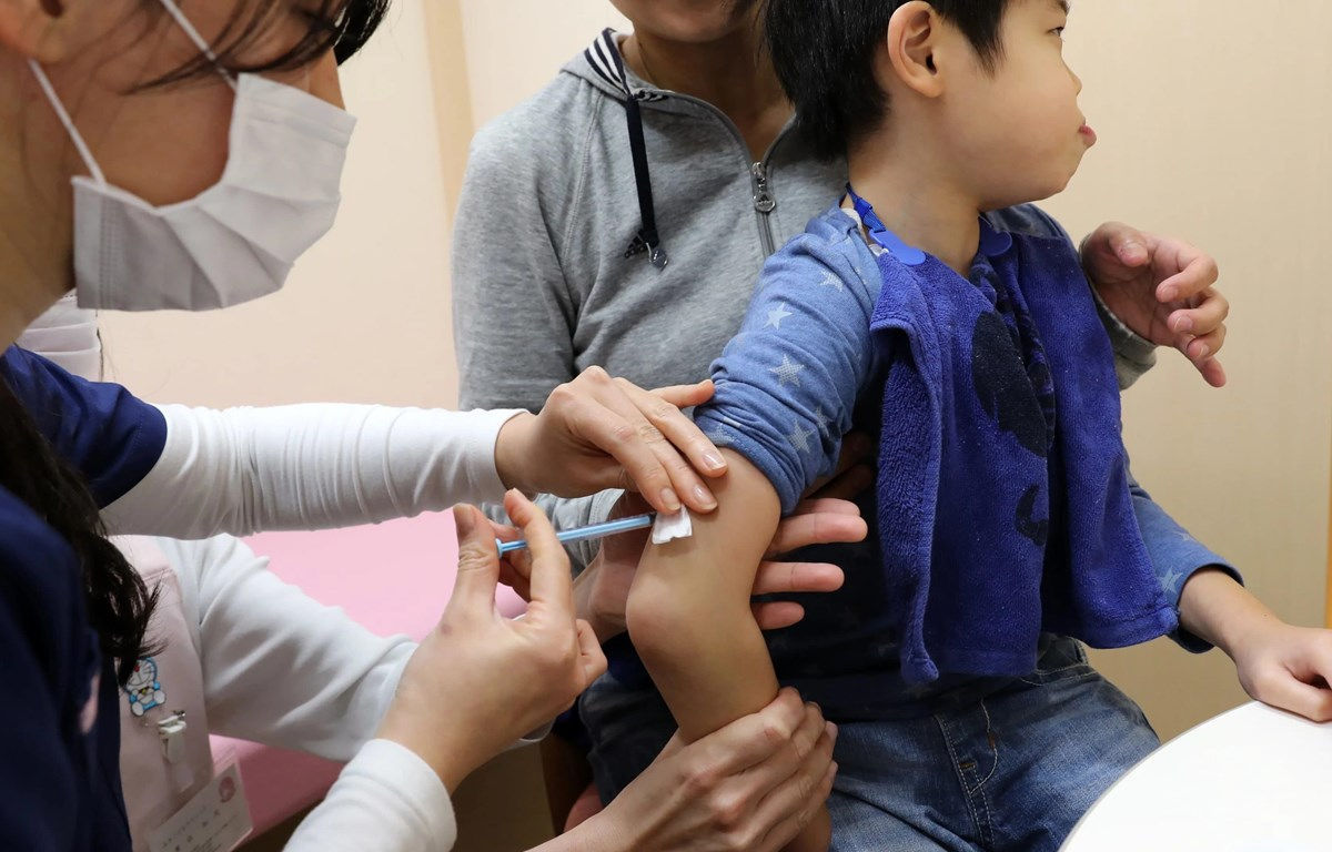 Tiêm phòng vắcxin cúm cho trẻ em tại Tokyo, Nhật Bản. (Nguồn: asia.nikkei.com)
