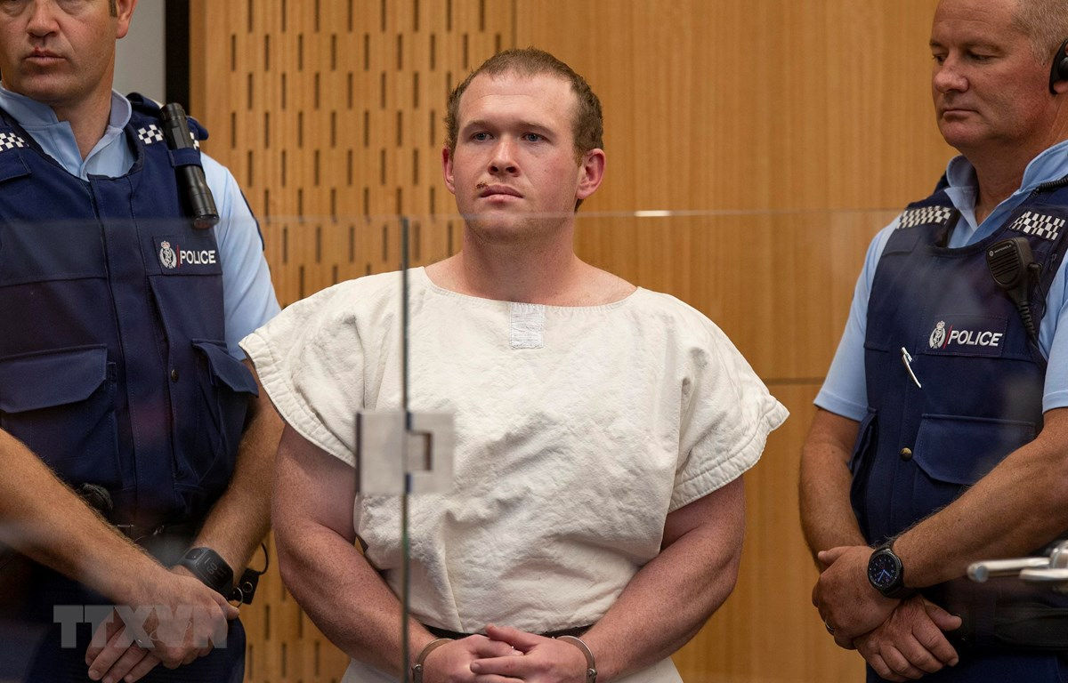 Đối tượng Brenton Tarrant (giữa) tại phiên tòa ở Christchurch, New Zealand ngày 16/3/2019. (Ảnh: AFP/TTXVN)