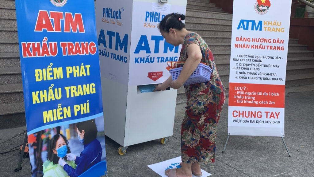 chung tay phong chong covid 19 tuoi tre ha dong lap atm khau trang mien phi