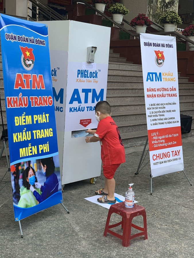 chung tay phong chong covid 19 tuoi tre ha dong lap atm khau trang mien phi