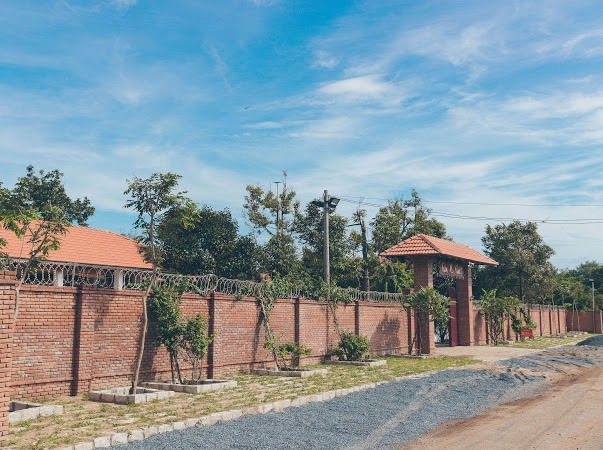 Khu cổng và hàng rào
