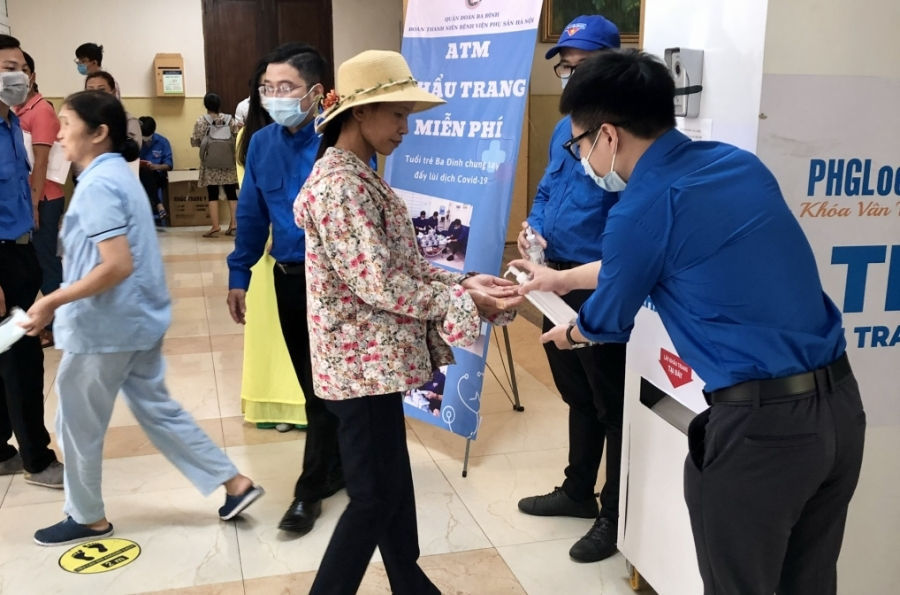 them mot atm khau trang mien phi tang nguoi dan phong dich covid 19