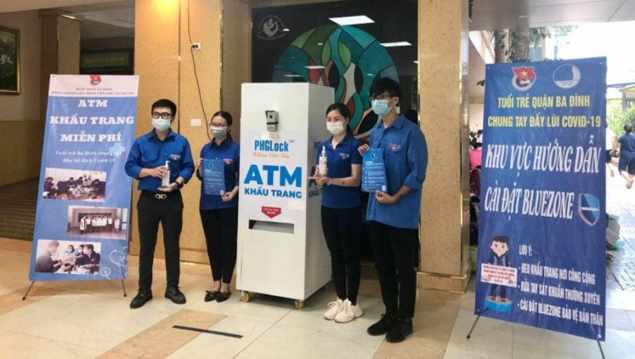 them mot atm khau trang mien phi tang nguoi dan phong dich covid 19