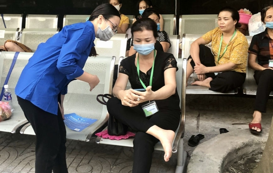 them mot atm khau trang mien phi tang nguoi dan phong dich covid 19