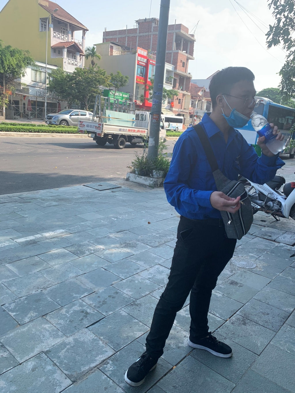 da nang chu khach san ke lai tinh huong cang thang giu chan doi tuong gia phong vien de lua dao