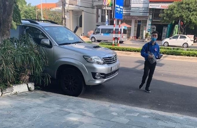 da nang chu khach san ke lai tinh huong cang thang giu chan doi tuong gia phong vien de lua dao