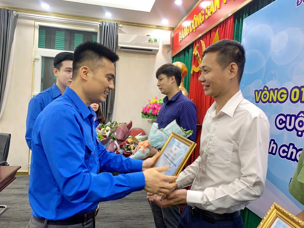 Trao Chứng nhận và phần thưởng cho đại diện các đơn vị có thí sinh tham gia nhiều nhất trong Tuần 5