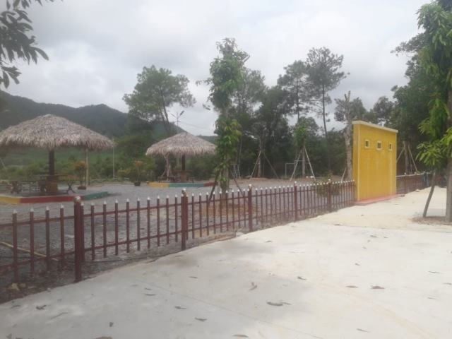 Dù bị đình chỉ, vẫn xây thêm hàng rào mới. Ảnh: TT.