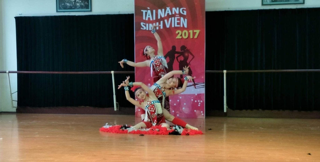 Quỳnh Anh sôi nổi trong các cuộc thi chuyên môn