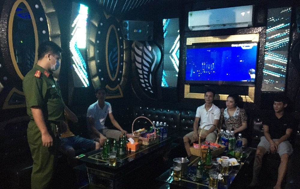 Lực lượng chức năng kiểm tra hành chính tại quán Karaoke Minh Nhật (Ảnh: Công an Hải Phòng)