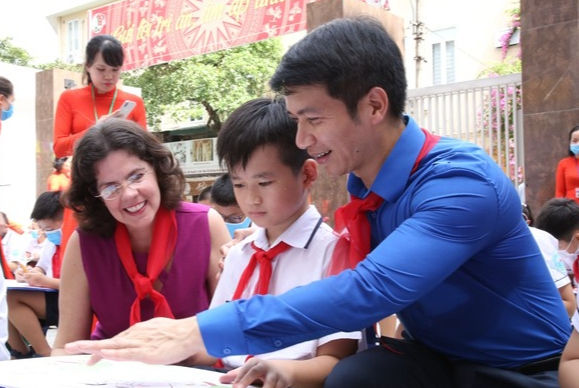 anh Nguyễn Ngọc Lương, Bí thư Trung ương Đoàn, Chủ tịch Hội đồng Đội Trung ương; bà Lianys Torres Rivera, Đại sứ Đặc mệnh toàn quyền - Đại sứ quán Cuba tại Việt Nam động viên các em thiếu nhi vẽ tranh anh Nguyễn Ngọc Lương, Bí thư Trung ương Đoàn, Chủ tịch Hội đồng Đội Trung ương; bà Lianys Torres Rivera, Đại sứ Đặc mệnh toàn quyền Đại sứ quán Cuba tại Việt Nam động viên các em thiếu nhi vẽ tranh