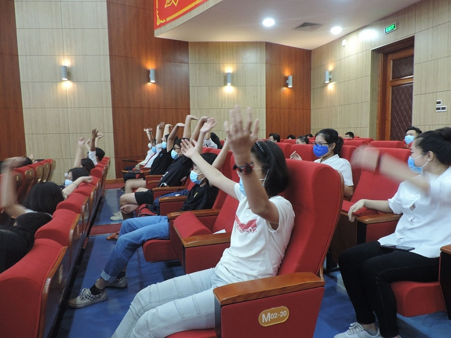 Các bạn trẻ tham gia tọa đàm tương tác cùng các diễn giả