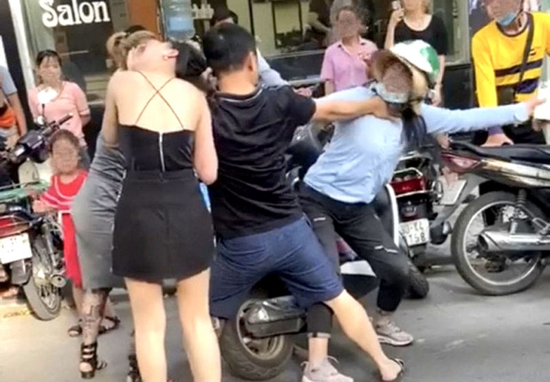 Nếu bị tố cáo, người chồng bóp cổ vợ cho nhân tình bỏ chạy có thể bị truy cứu trách nhiệm hình sự về tội Cố ý gây thương tích
