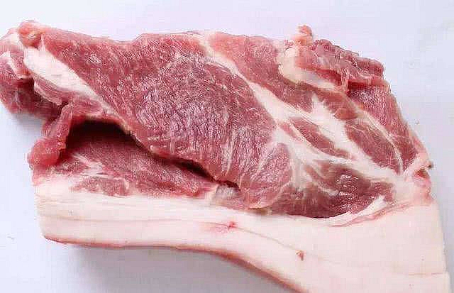 Mua thịt lợn thấy 3 dấu hiệu này chị em tuyệt đối tránh, có cho không cũng đừng mang về