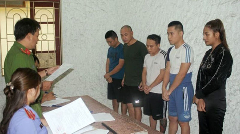 Đại diện Cơ quan Công an TP Hòa Bình đọc quyết định khởi tố đối với 5 bị can