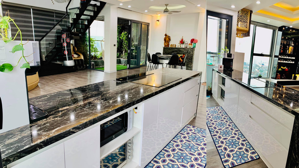 B&ecirc;n cạnh chất liệu gỗ th&igrave; đ&aacute; nh&acirc;n tạo cũng được ưu &aacute;i. Mẫu đảo bếp n&agrave;y với thiết kế d&agrave;i d&agrave;i lớn, ph&ugrave; hợp với kh&ocirc;ng gian rộng. Bếp, m&aacute;y pha cafe v&agrave; l&ograve; nướng được đặt l&ecirc;n, khiến đảo bếp ph&aacute;t huy tối đa t&aacute;c dụng. Đồ họa: Đức Mạnh